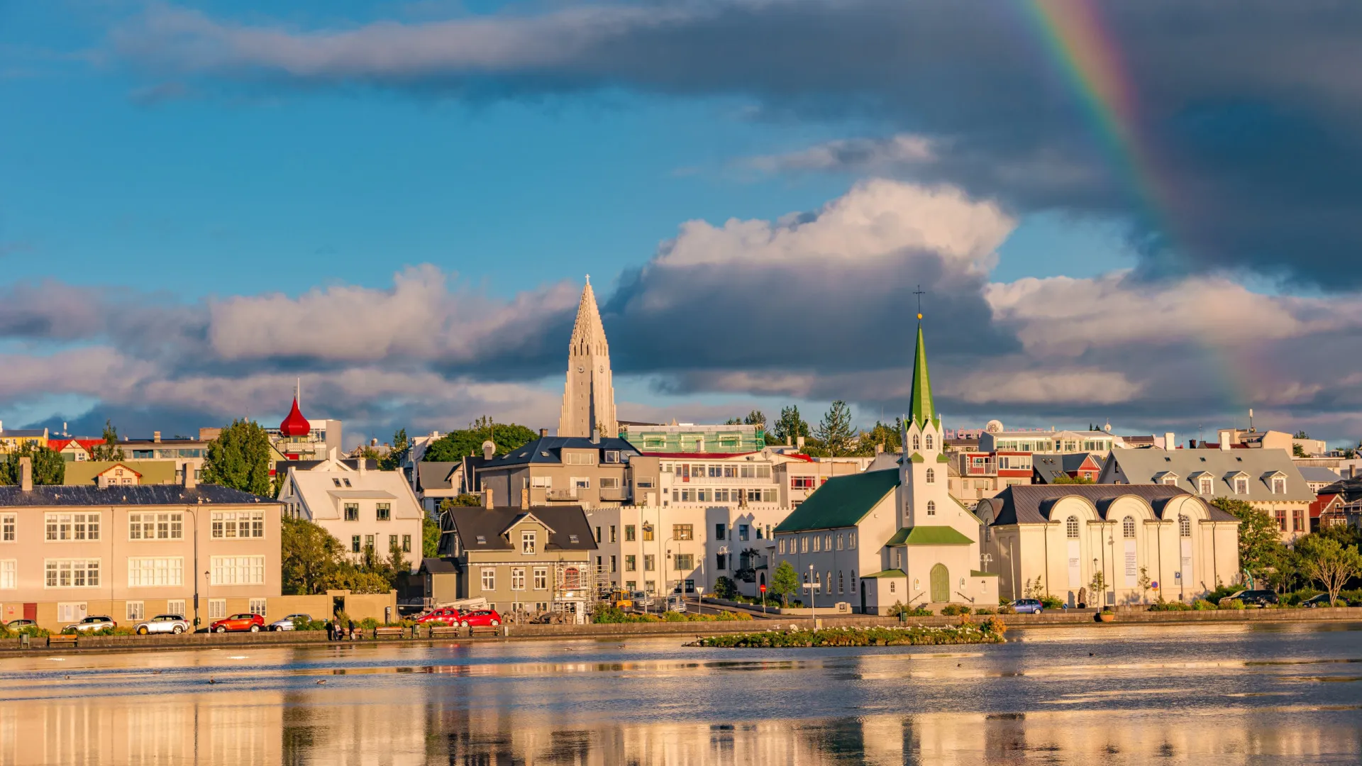 Paisagem urbana de Reykjavik, capital da Islândia, com suas casas coloridas.
