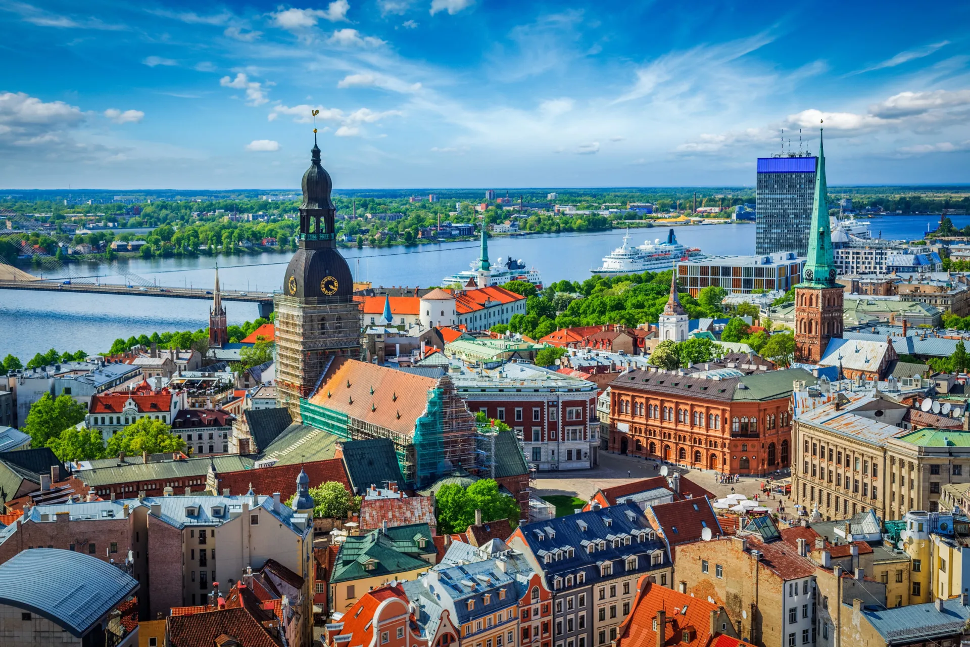 Vista da cidade de Riga, Letônia, com a arquitetura Art Nouveau e o rio Daugava.