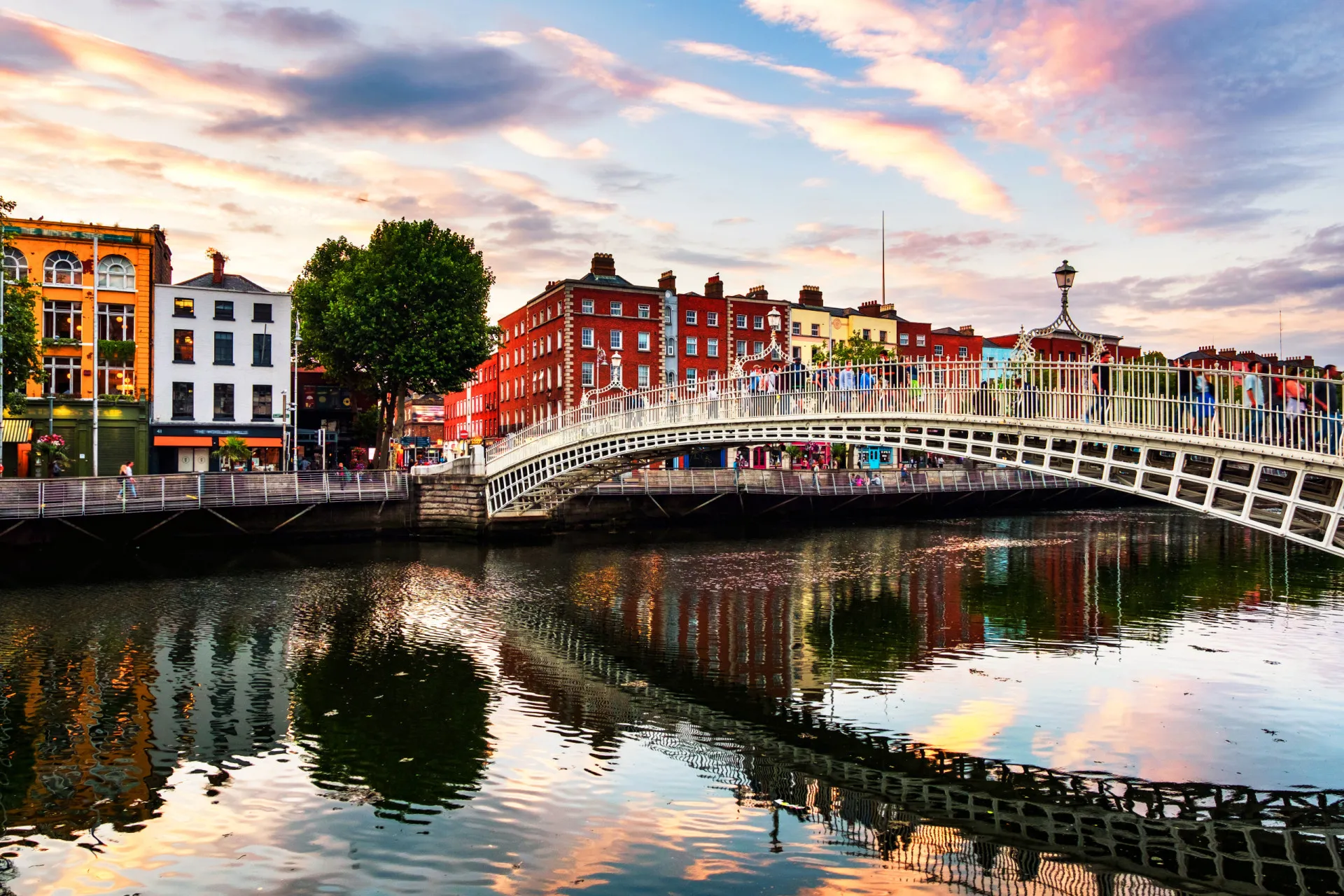 A ponte Ha'penny sobre o rio Liffey em Dublin, Irlanda.