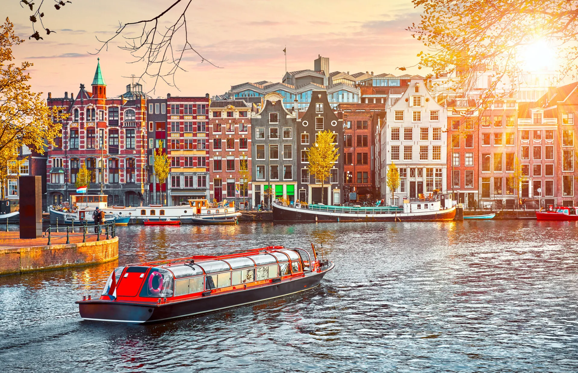 Canais e casas típicas de Amsterdã, na Holanda.