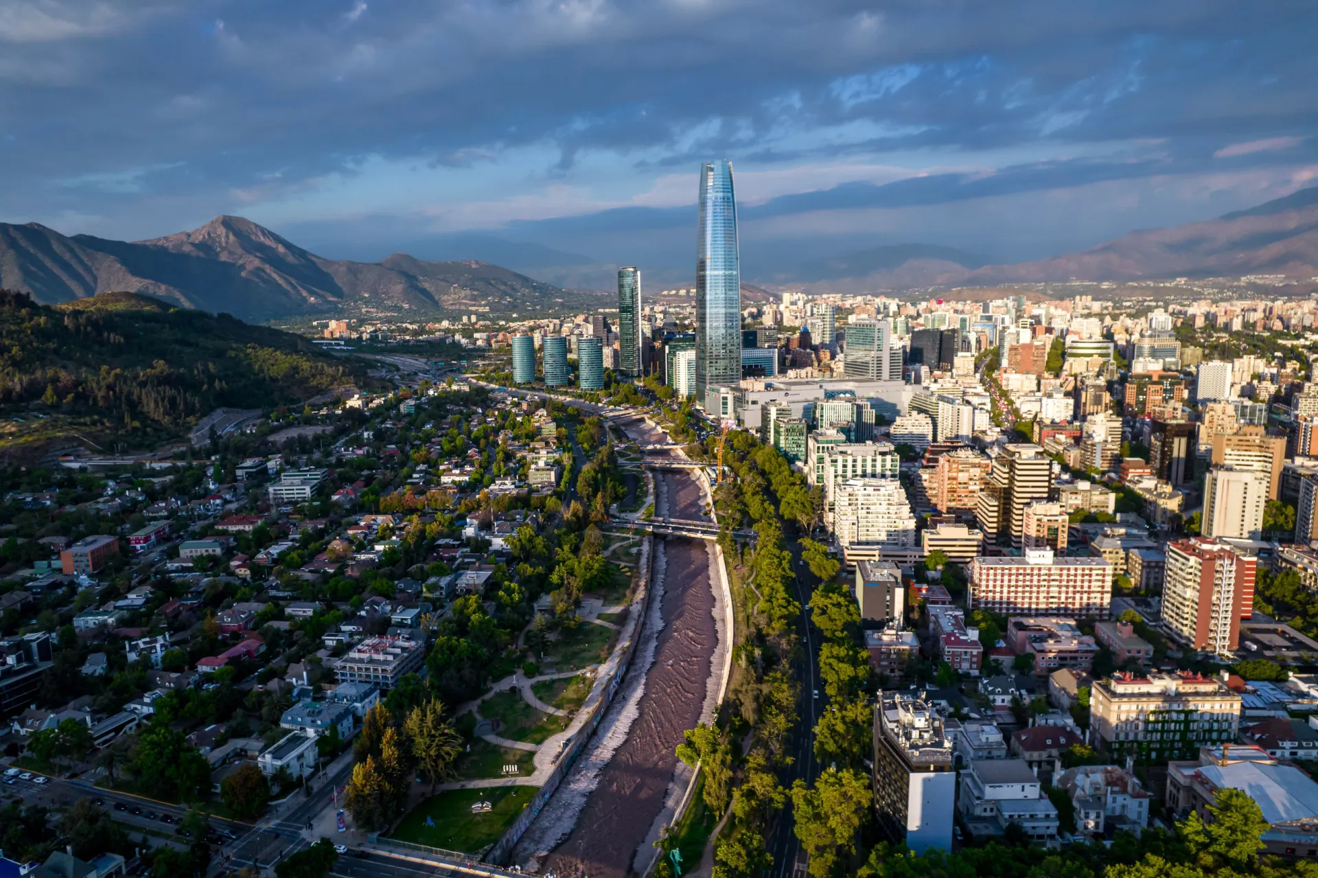 Vista da cidade de Santiago, Chile, com a Cordilheira dos Andes ao fundo.