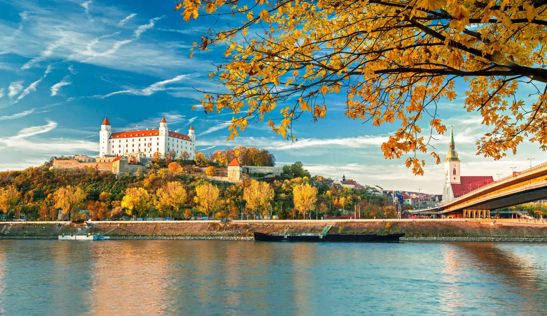 Castelo de Bratislava com vista para o rio Danúbio, na Eslováquia.