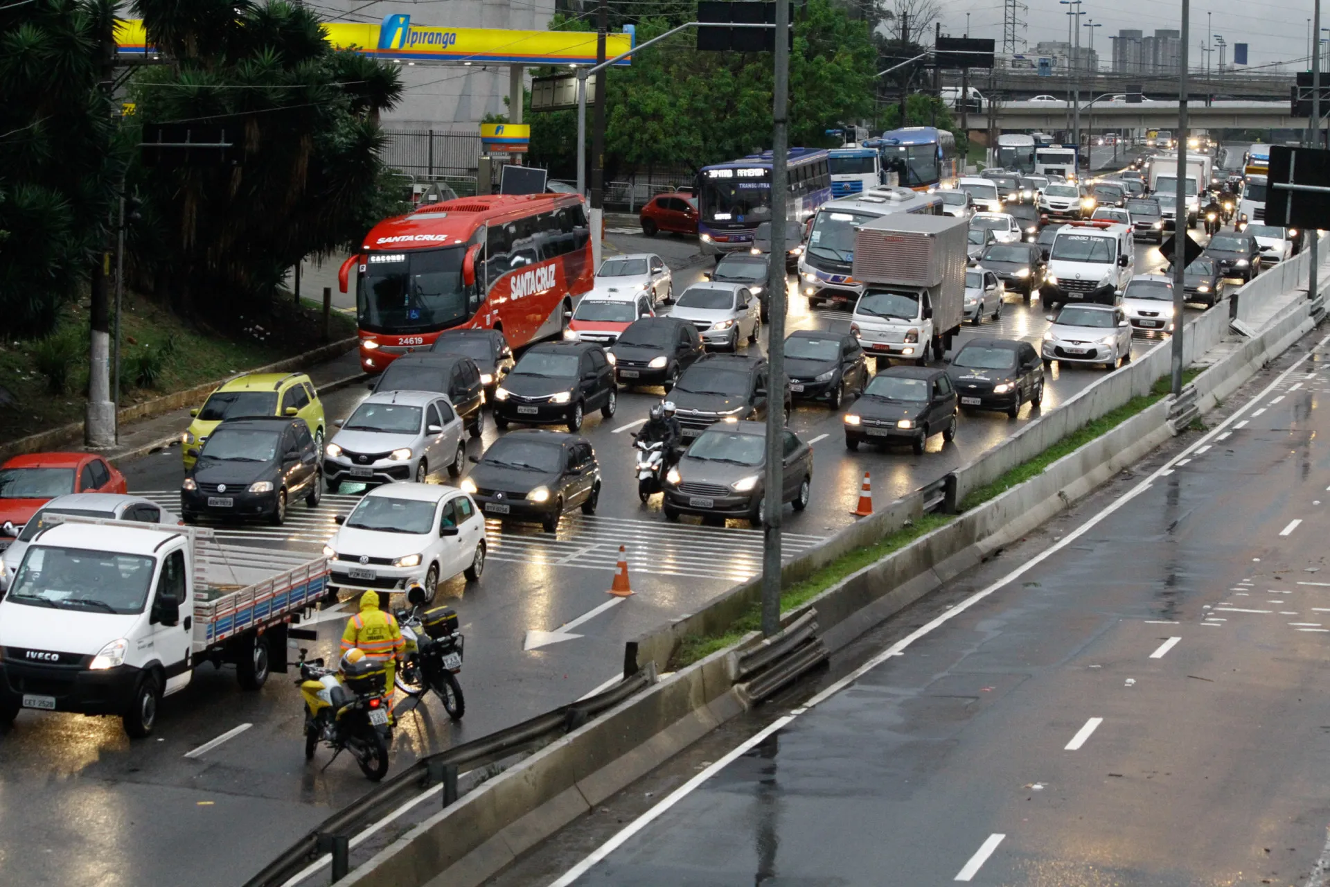 Acampamento improvisado de pessoas em situação de rua sob um viaduto em São Paulo.