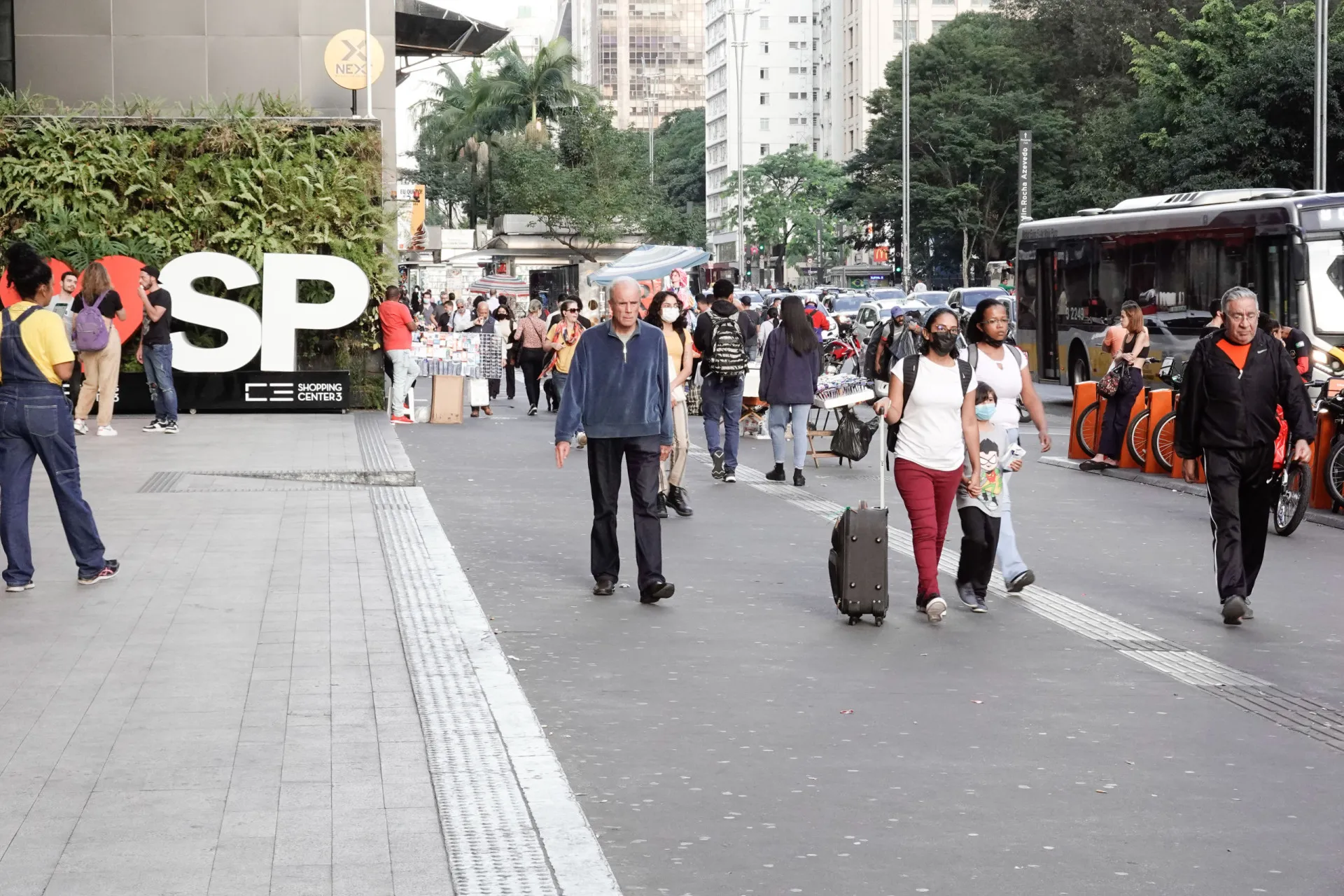 Pessoas em situação de rua dormindo em uma calçada no centro de São Paulo.