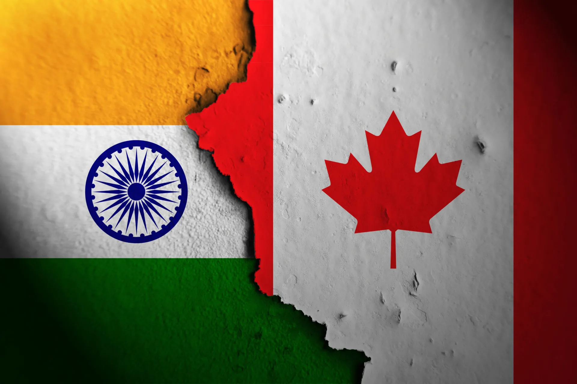 Bandeiras da Índia e do Canadá lado a lado, representando a relação agora abalada.