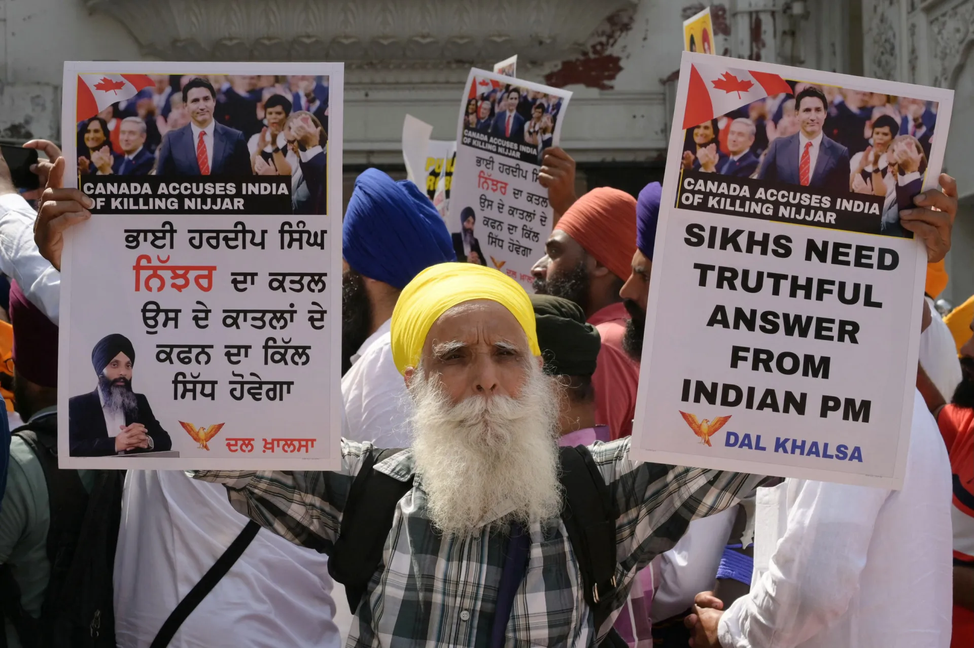Ativistas sikhs protestando em Amritsar, na Índia, com cartazes de Justin Trudeau.
