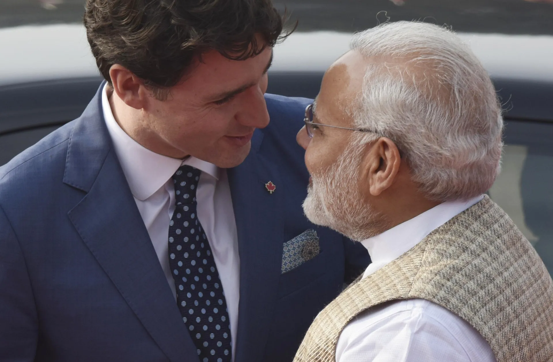 Imagem que mostra as bandeiras da Índia e do Canadá em um cenário de confronto.
