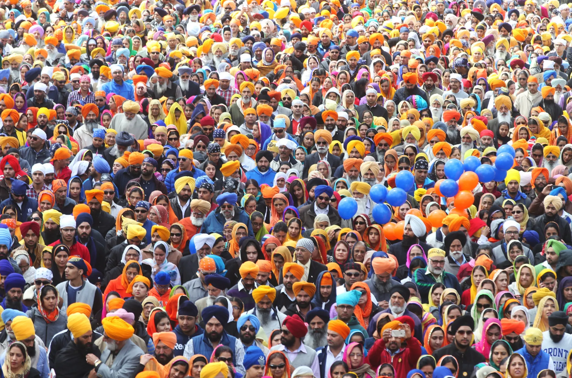 Membros da comunidade sikh participando de um desfile cultural no Canadá.