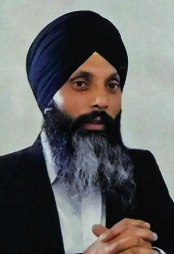 Manifestantes segurando cartazes em homenagem a Hardeep Singh Nijjar.