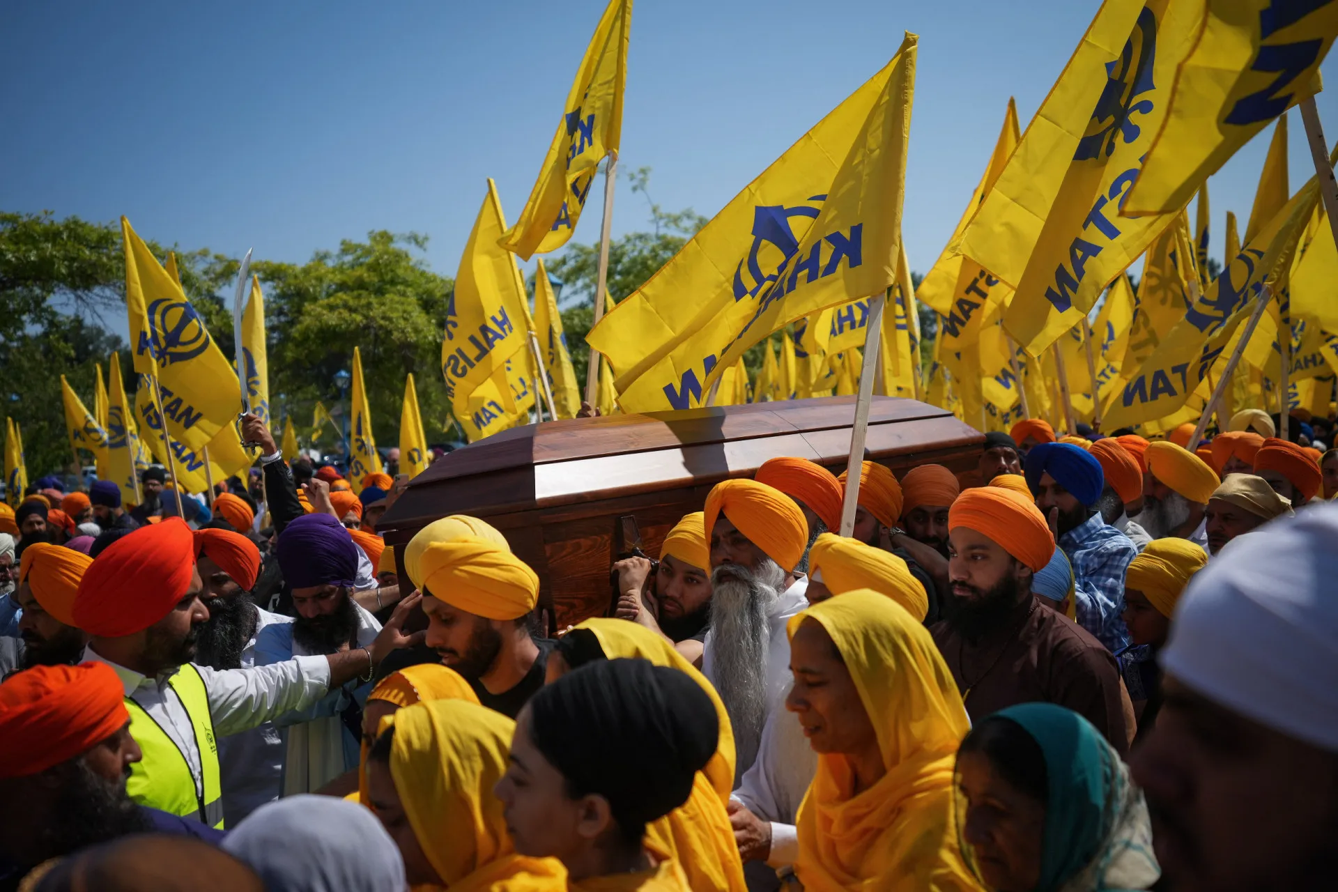 Milhares de pessoas reunidas para o funeral de Hardeep Singh Nijjar em Surrey.
