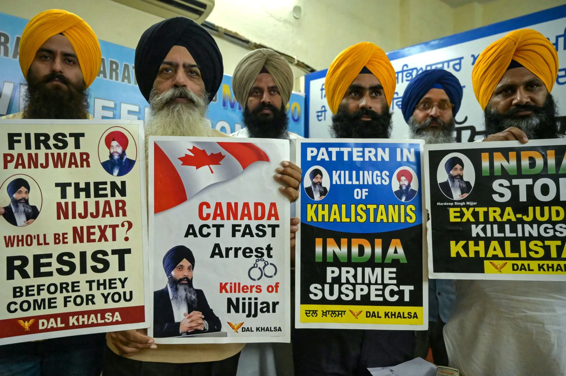 Detalhe de um protesto com bandeiras amarelas do movimento Khalistan.
