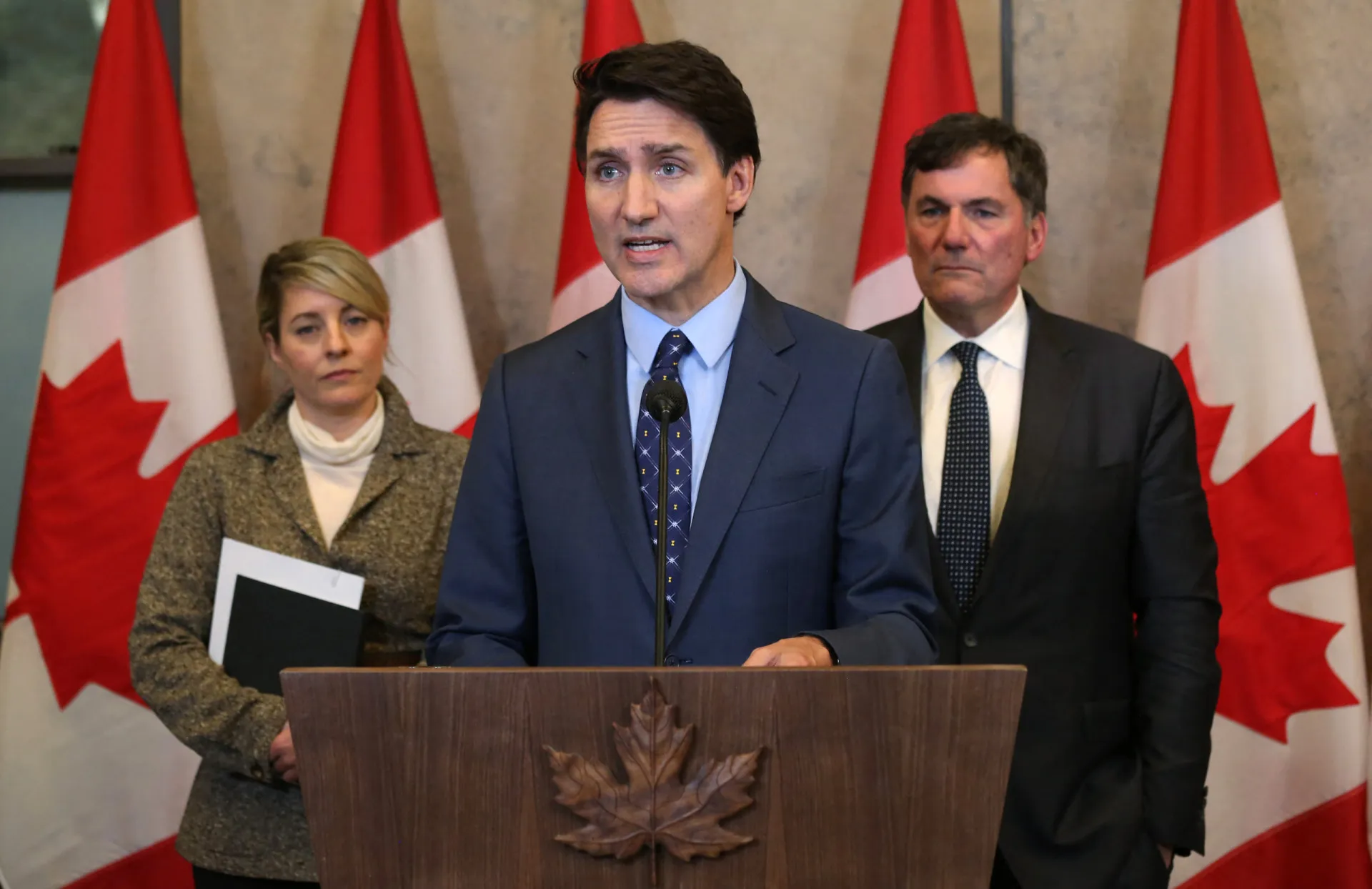 A Ministra das Relações Exteriores do Canadá, Mélanie Joly, falando à imprensa.
