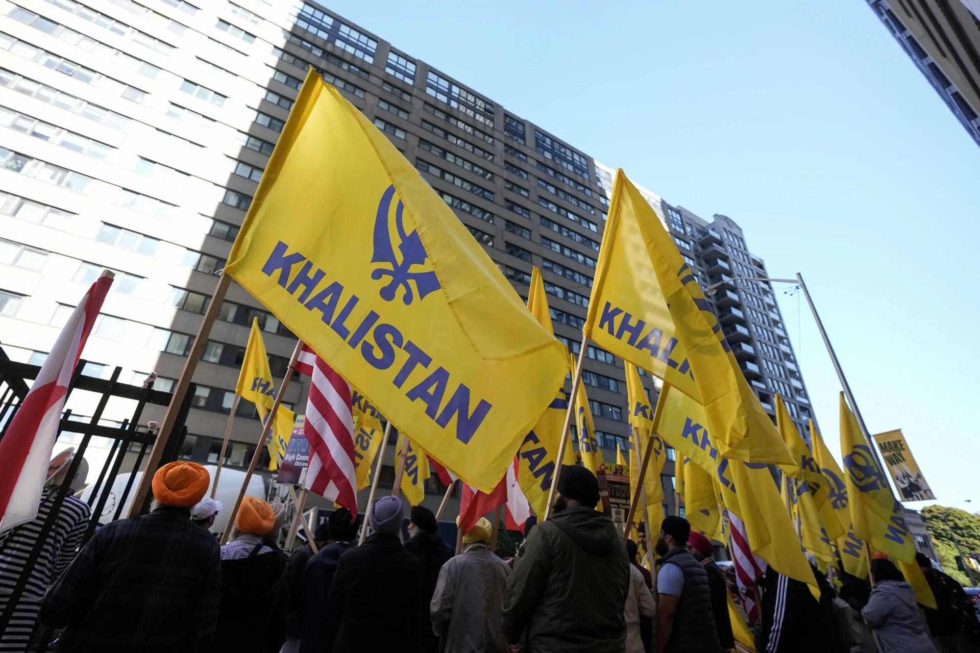 Manifestantes pró-Khalistan reunidos em Toronto com bandeiras e cartazes.