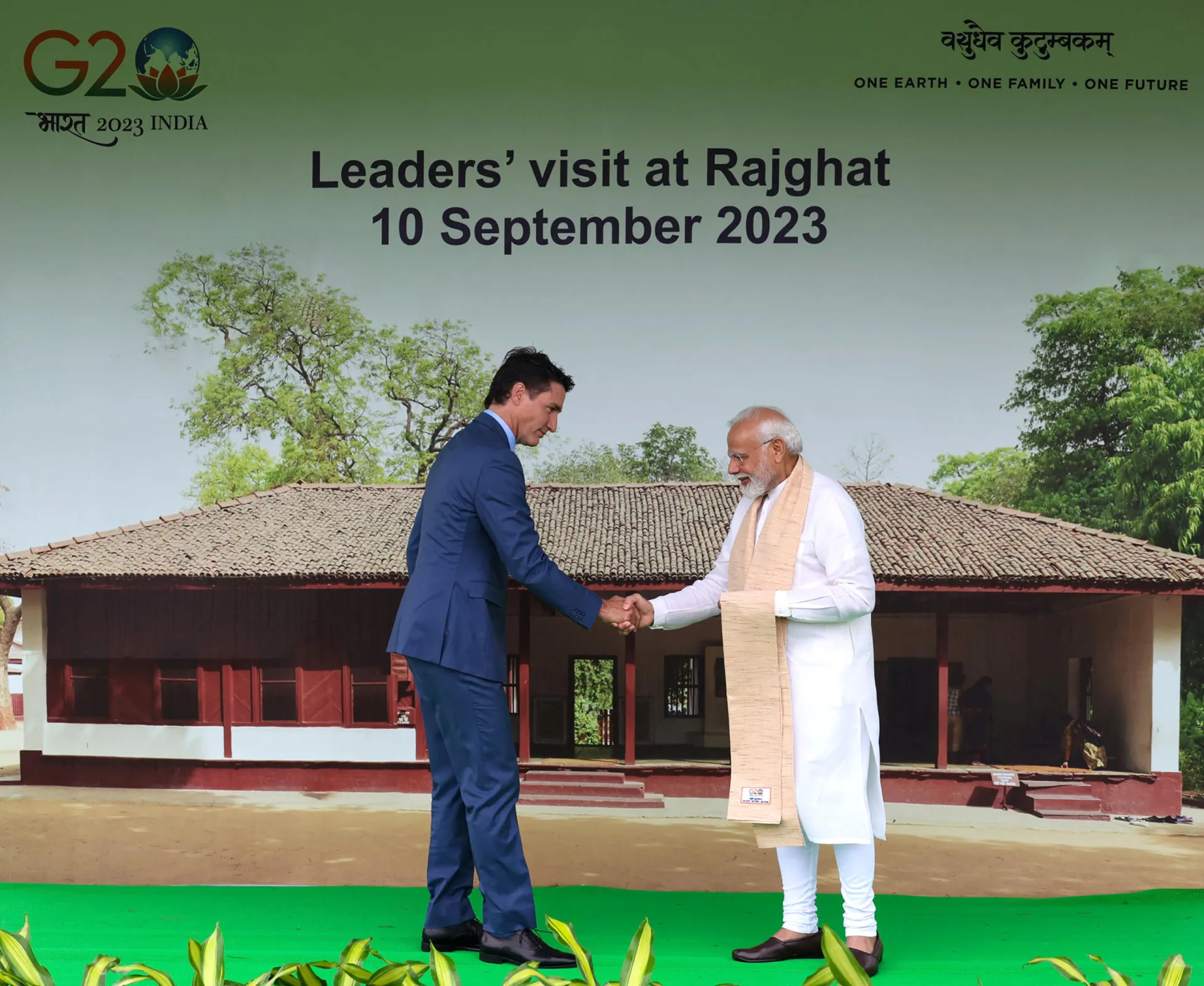 Trudeau e Modi juntos no memorial de Mahatma Gandhi, em Raj Ghat.