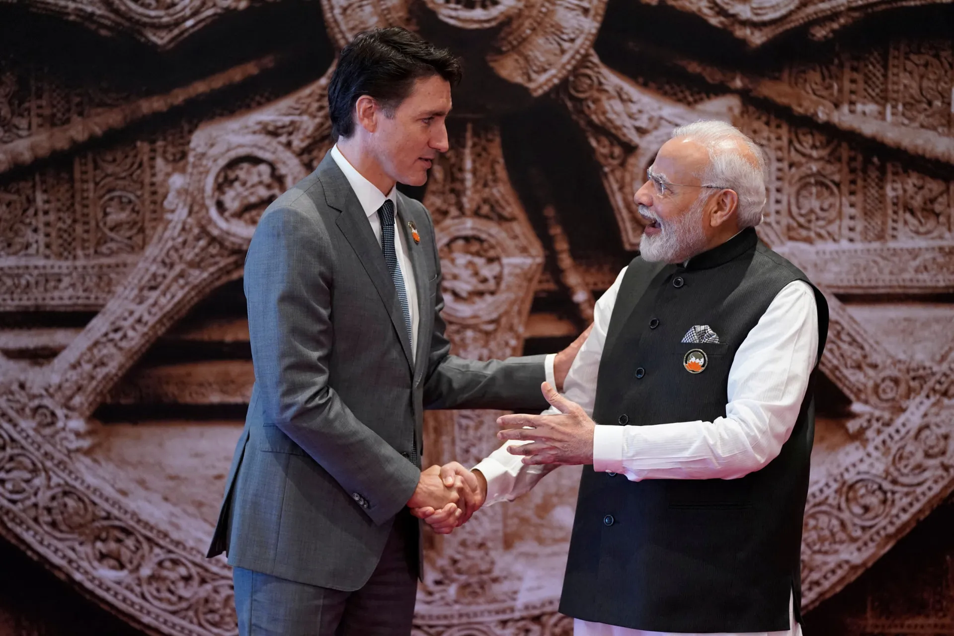 Justin Trudeau e Narendra Modi sentados lado a lado em uma reunião do G20.