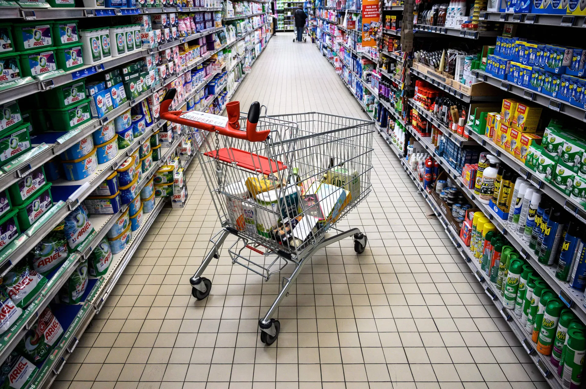 Prateleiras de supermercado abarrotadas de produtos, com aparência de fartura.