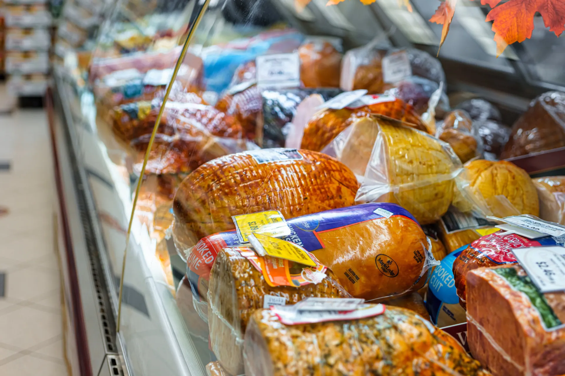 Cortes de carne fresca expostos em um balcão de açougue.