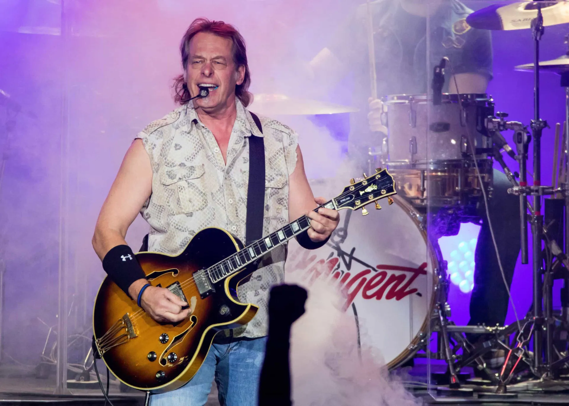 Ted Nugent posando com um chapéu de cowboy em um evento.