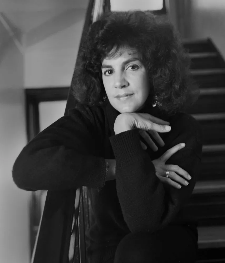 Atriz Mercedes Ruehl posando para foto em um evento de gala.