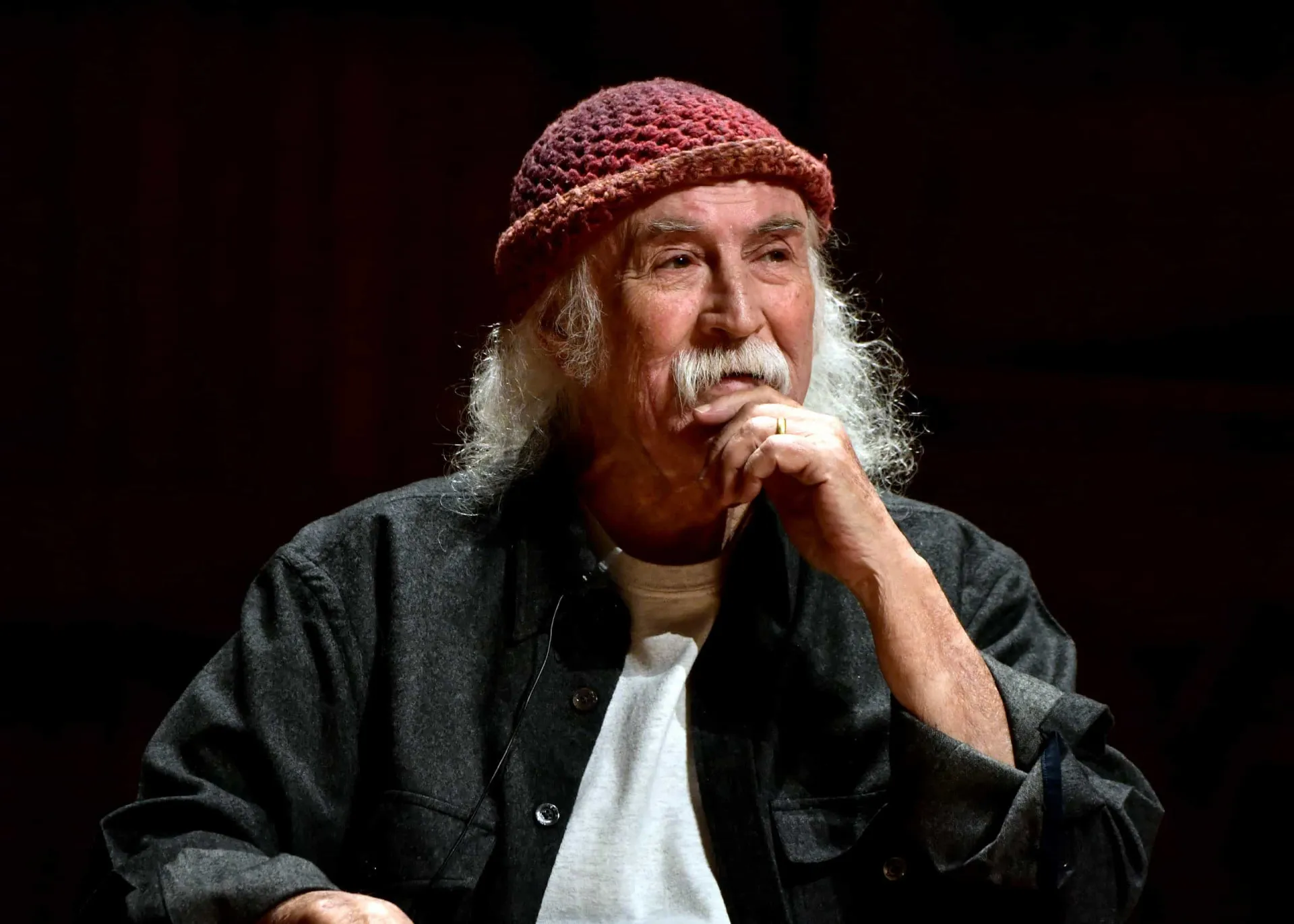 David Crosby e seu filho, James Raymond, se apresentando juntos.