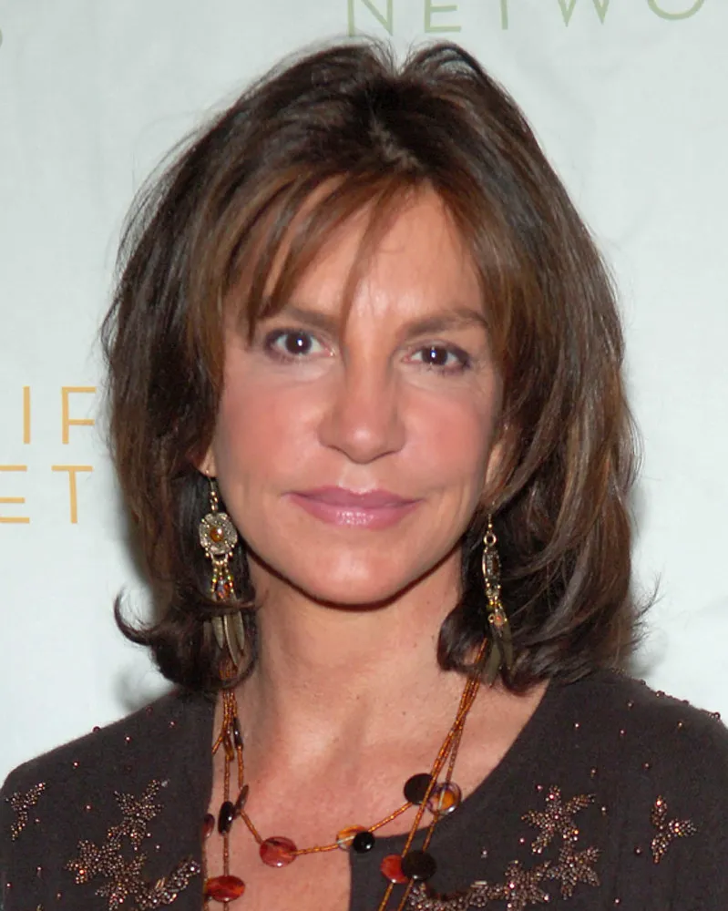 Mercedes Ruehl sorrindo durante uma entrevista.