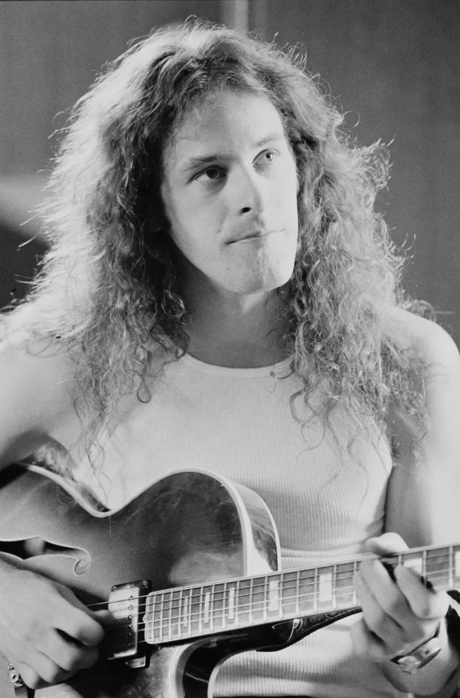 O músico Ted Nugent no palco com sua guitarra.