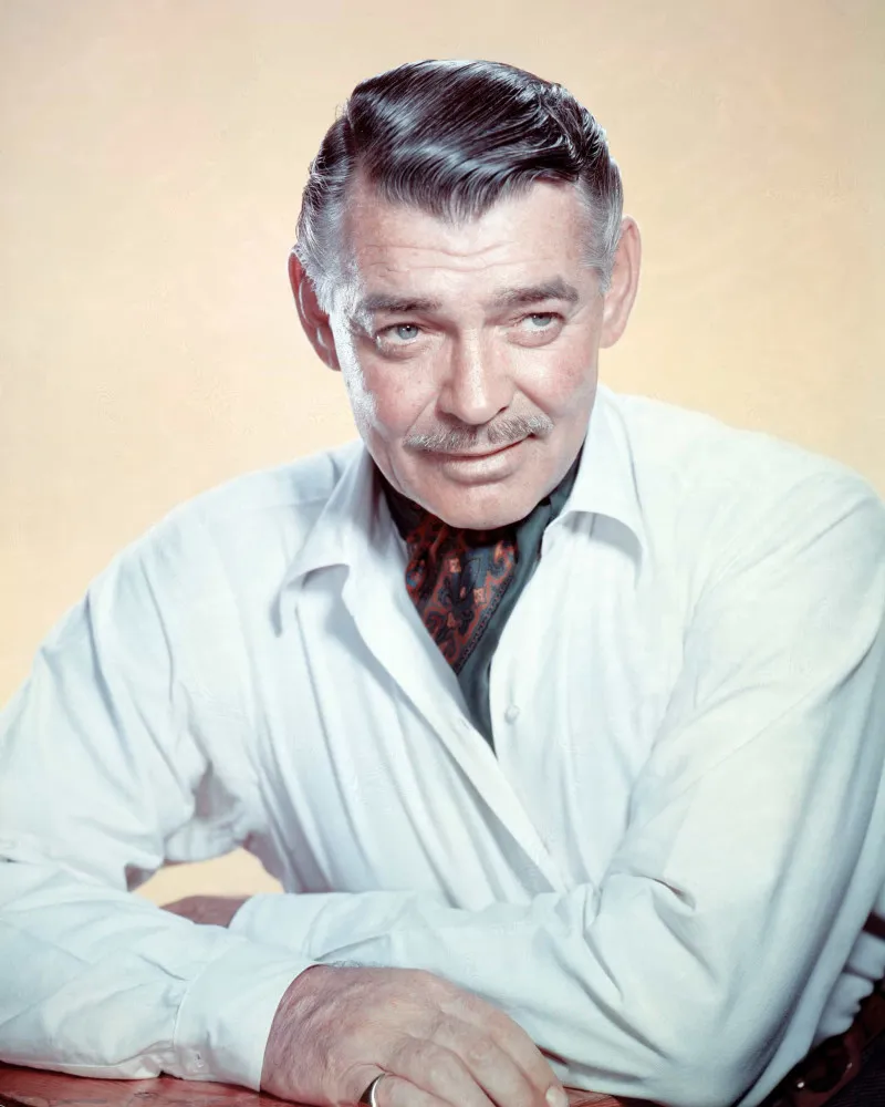Clark Gable e a atriz Loretta Young em uma cena de filme.
