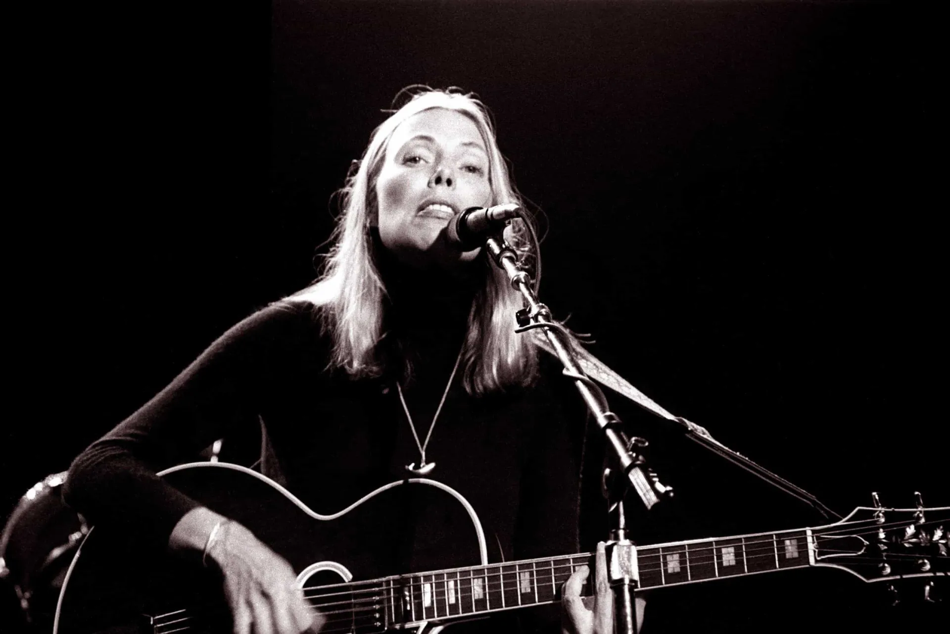 A cantora e compositora canadense Joni Mitchell com seu violão.