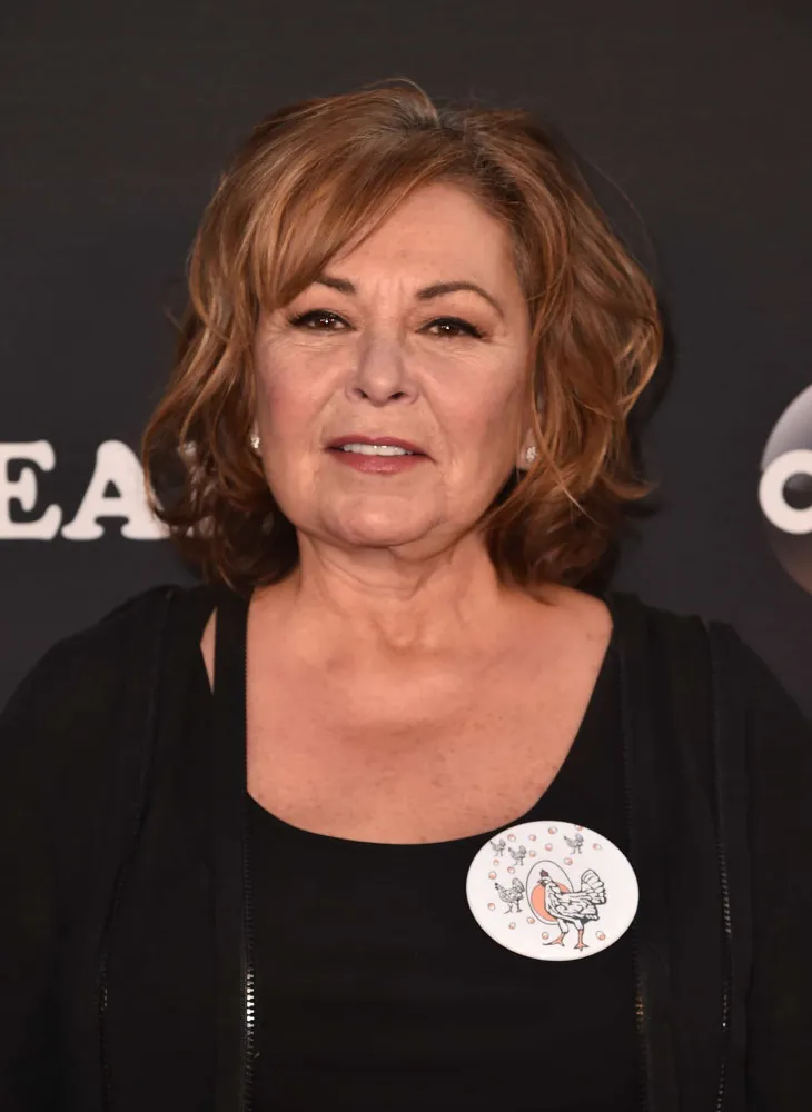 Roseanne Barr sorrindo ao lado de sua filha, Brandi Brown.