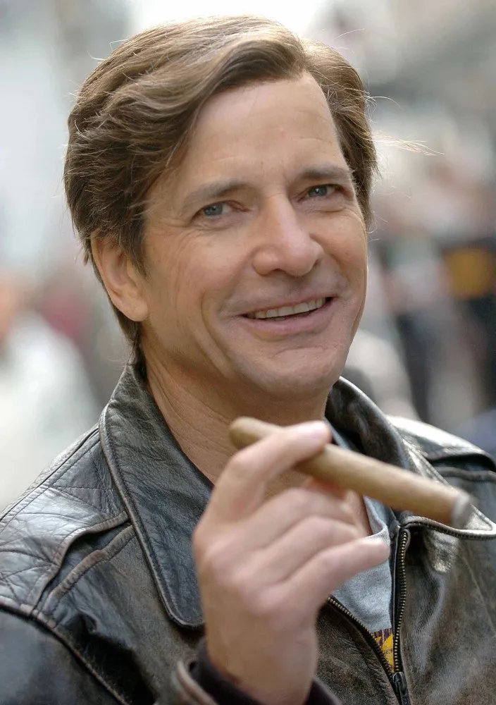 Ator Dirk Benedict, famoso por 'Esquadrão Classe A', em um retrato.