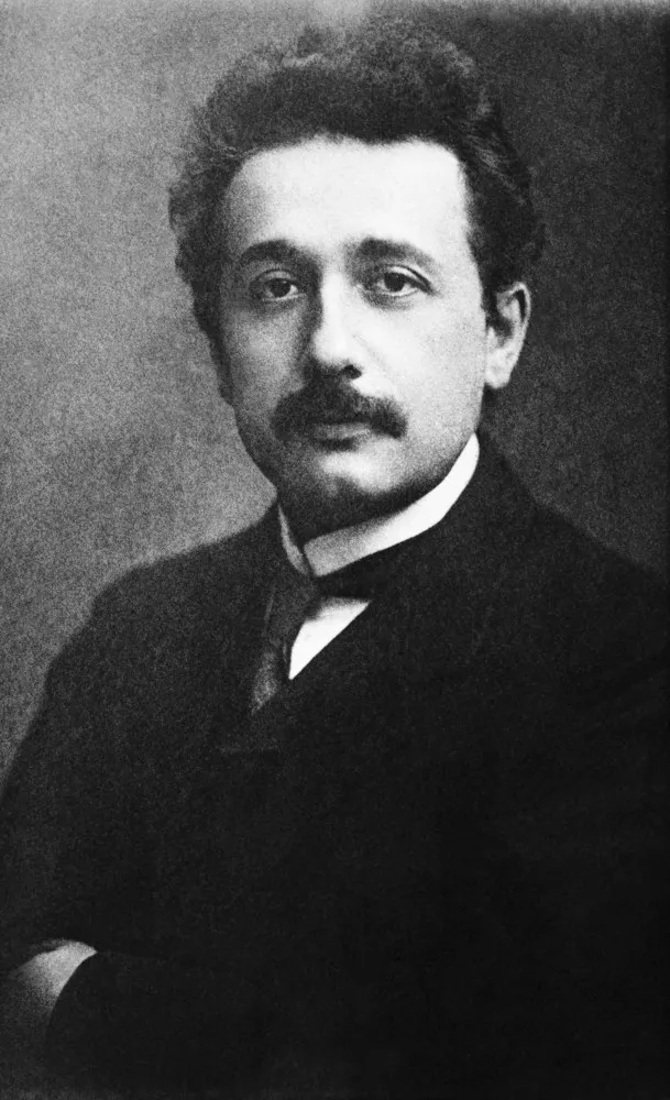 Retrato do físico teórico Albert Einstein em seus anos mais jovens.
