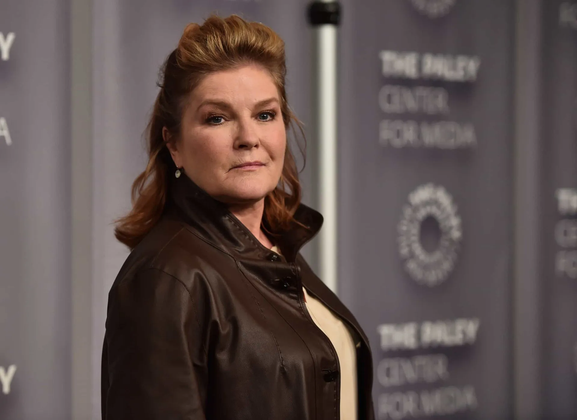 Kate Mulgrew sorrindo em um evento de tapete vermelho.