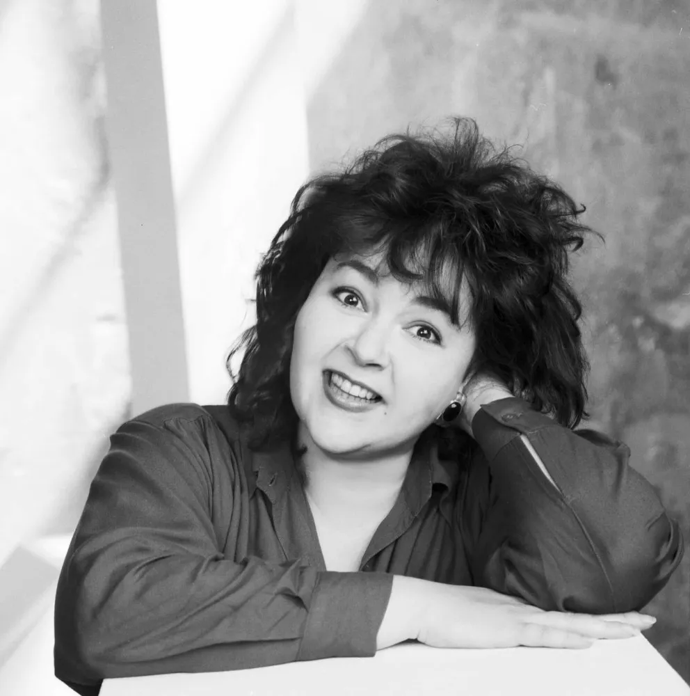 A comediante Roseanne Barr em uma de suas apresentações de stand-up.