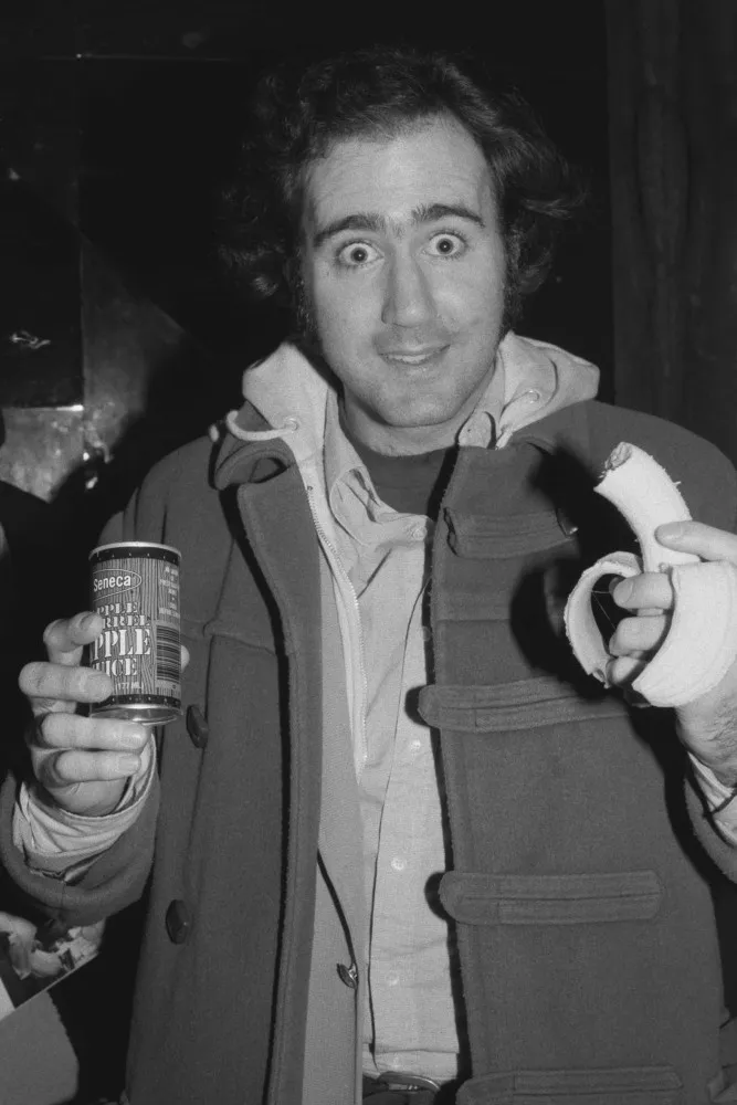 O comediante Andy Kaufman em uma de suas performances excêntricas.