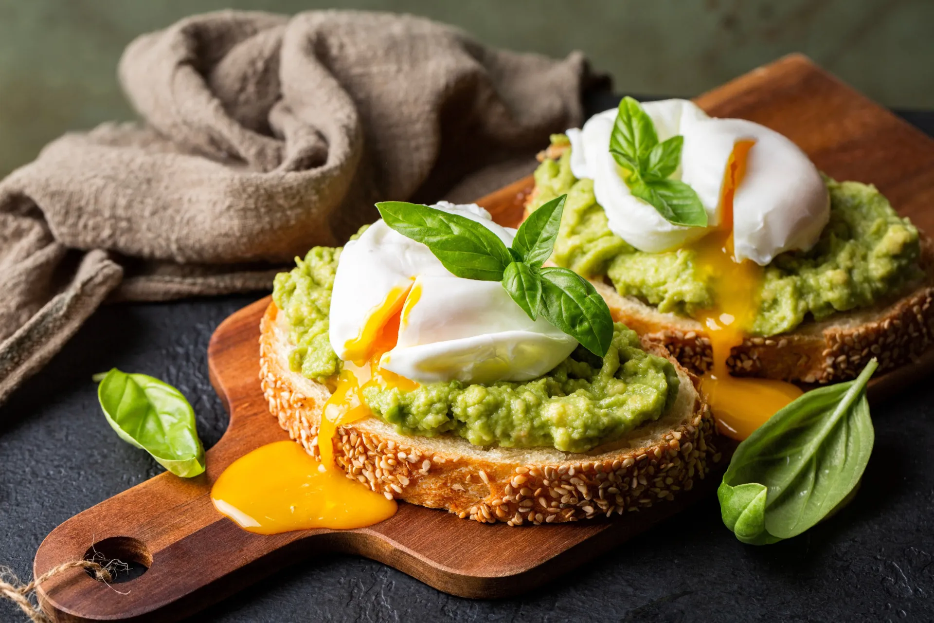 Um prato com ovos cozidos, mostrando como o preparo pode influenciar as propriedades nutricionais.