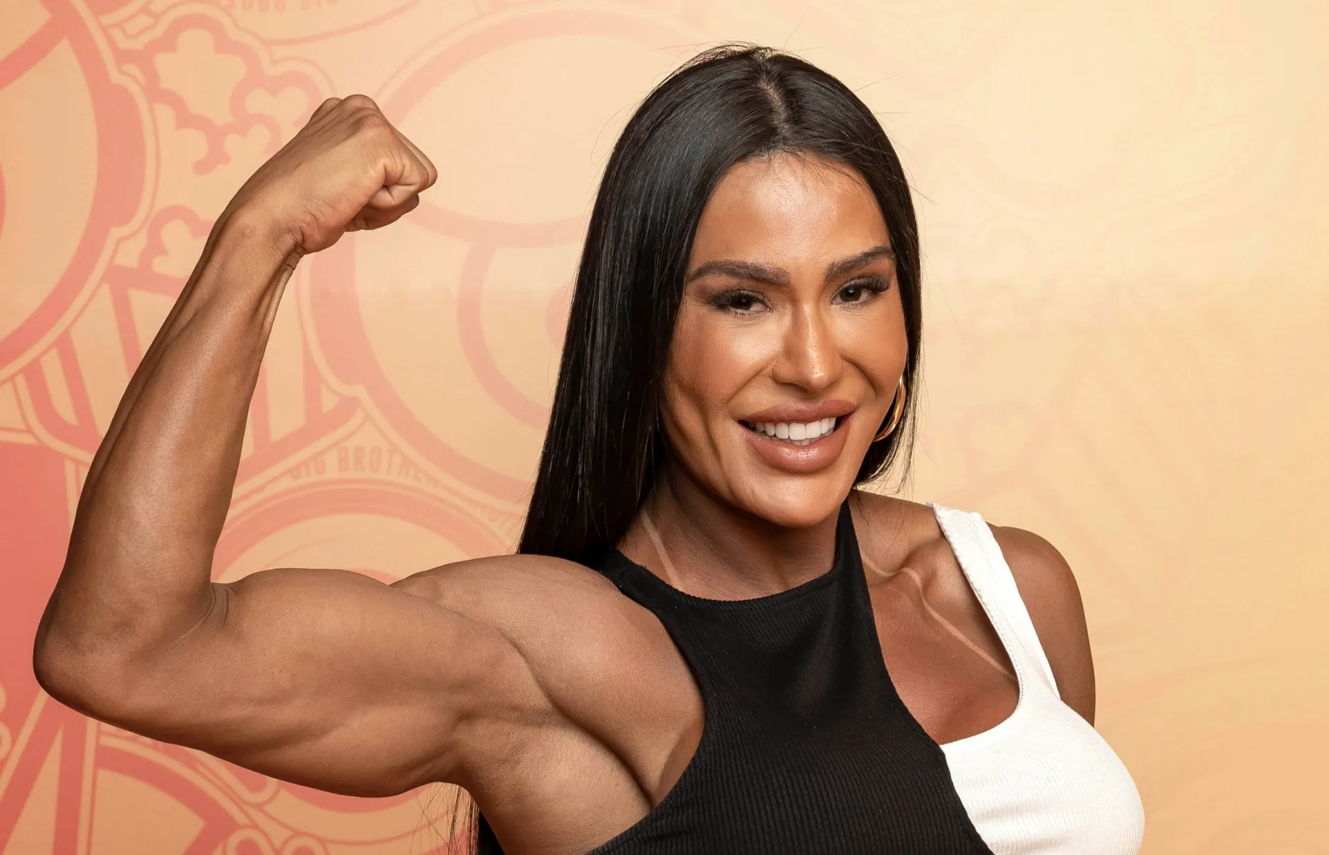 Gracyanne Barbosa posando em um ensaio fotográfico, mostrando seu corpo musculoso.