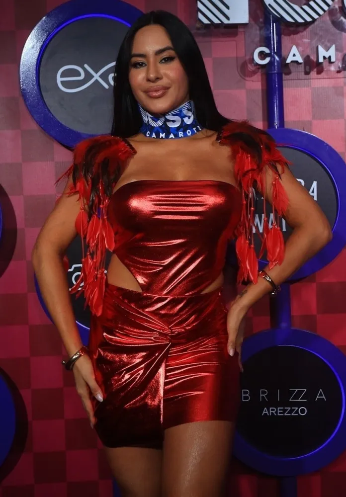 Isabelle Nogueira, ex-BBB e cunhã-poranga, posando com um traje de carnaval.