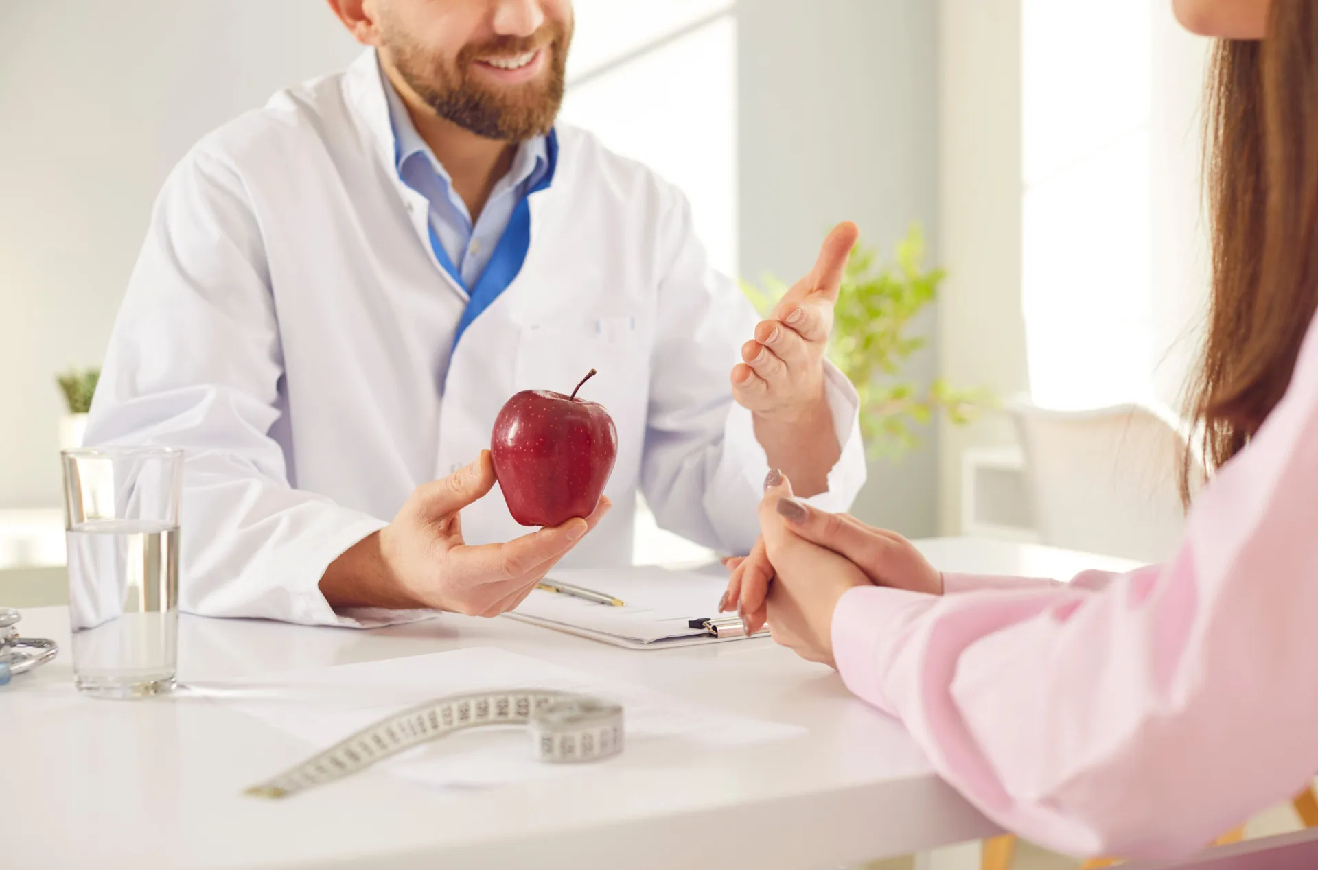 Duas pessoas lado a lado, uma com grande sucesso na dieta e outra com resultados mais modestos.