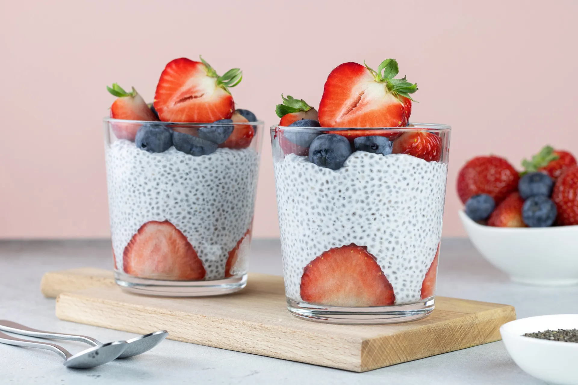 Uma tigela de aveia com frutas vermelhas e sementes, representando uma refeição rica em fibras.