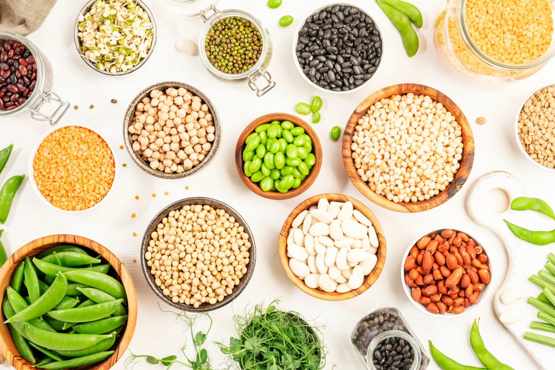 Uma seleção de proteínas magras, como peito de peru, filé de peixe e uma tigela de feijão.