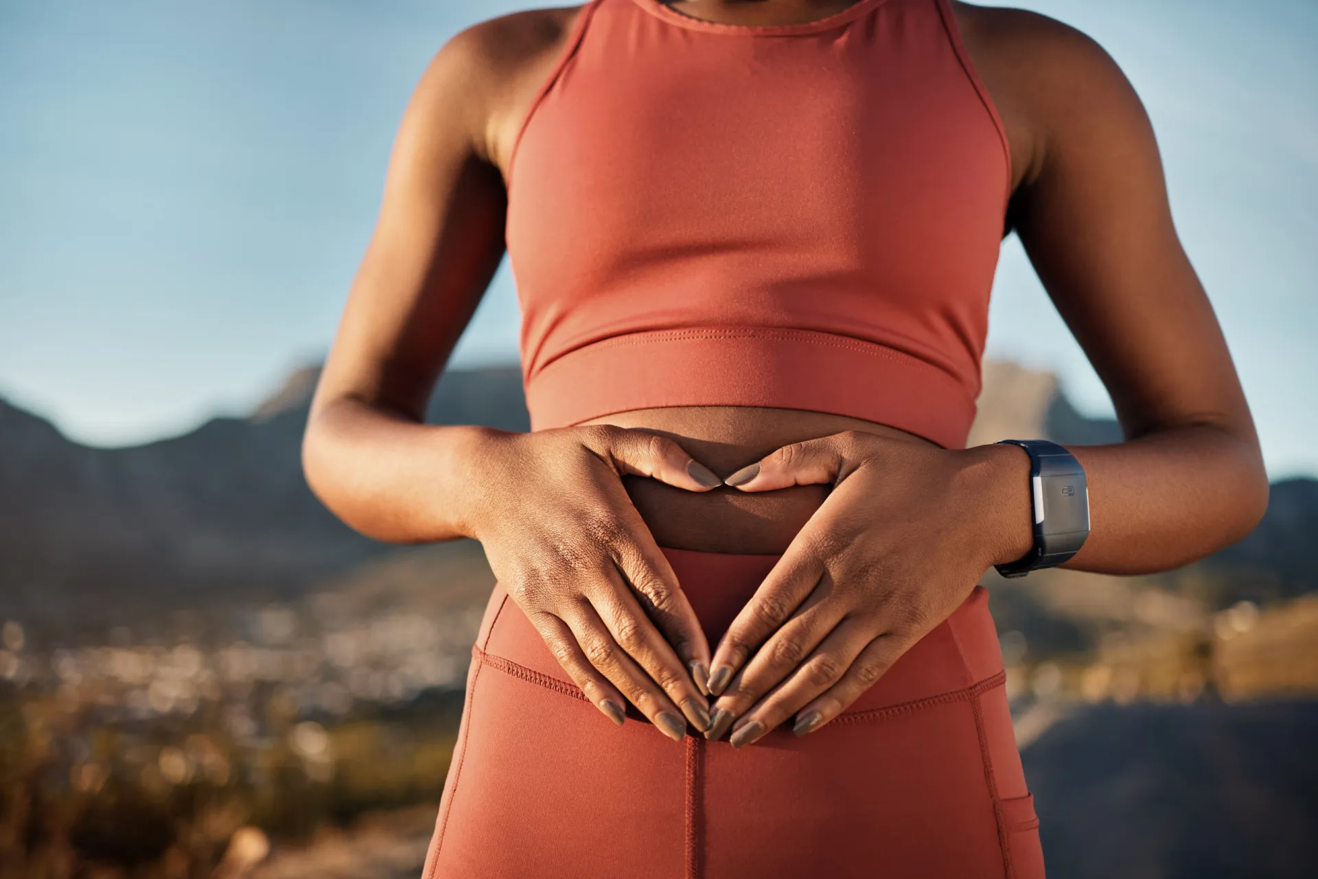 Ilustração do sistema digestivo com bactérias benéficas, mostrando um microbioma intestinal saudável.