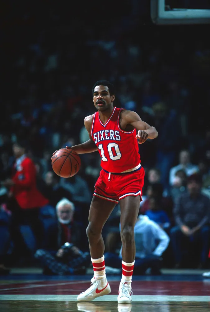 O ex-jogador e treinador de basquete Maurice Cheeks na beira da quadra.