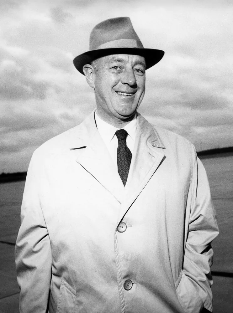 O ator inglês Alec Guinness, famoso por papéis como Obi-Wan Kenobi, com um olhar sereno.