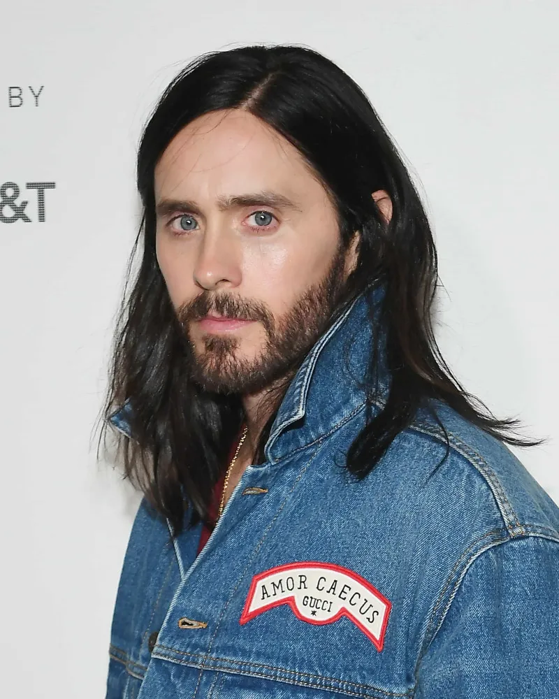 O ator e cantor Jared Leto em um evento, conhecido por suas transformações físicas para papéis.