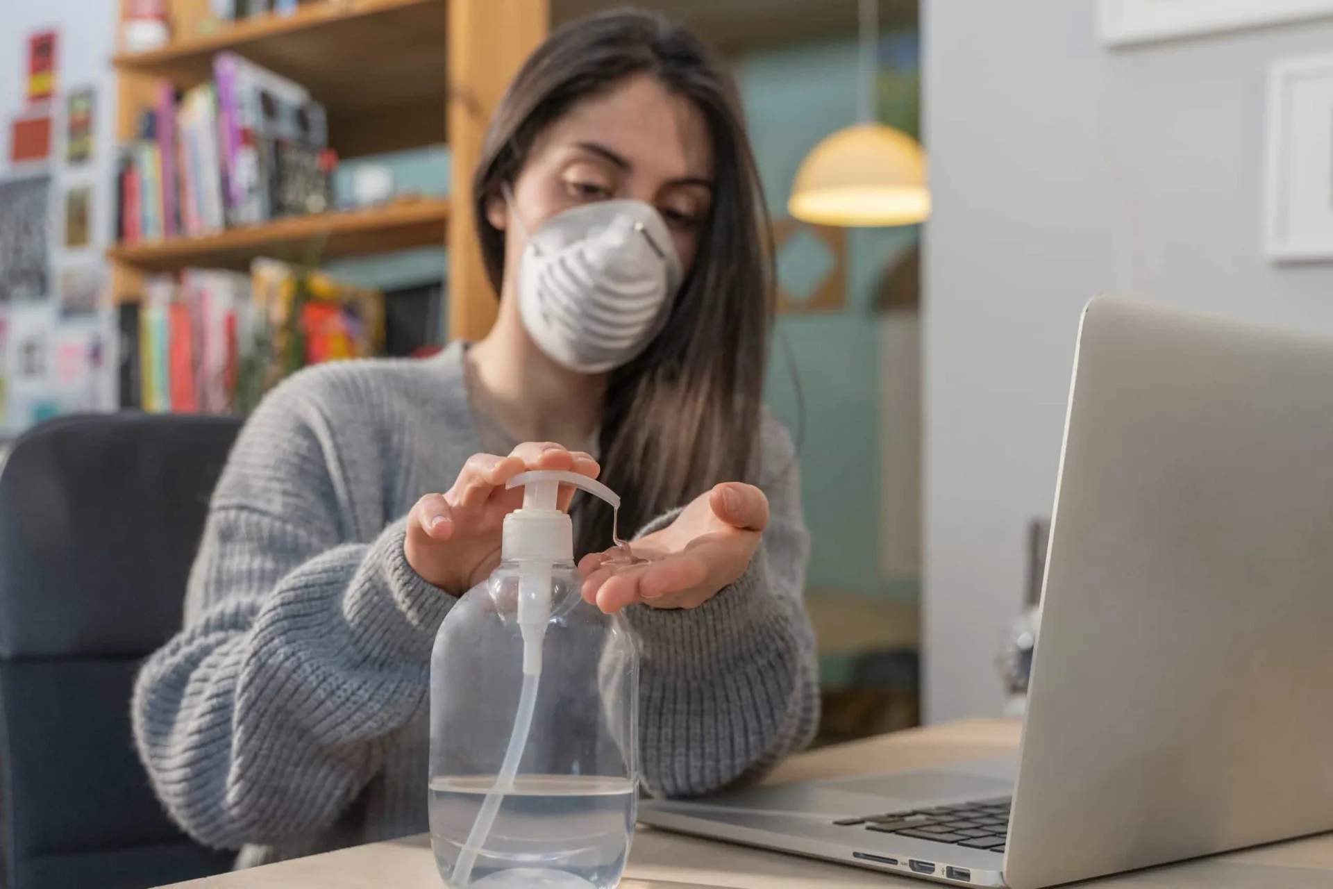 Pessoas usando máscaras, simbolizando o período da pandemia de COVID-19.
