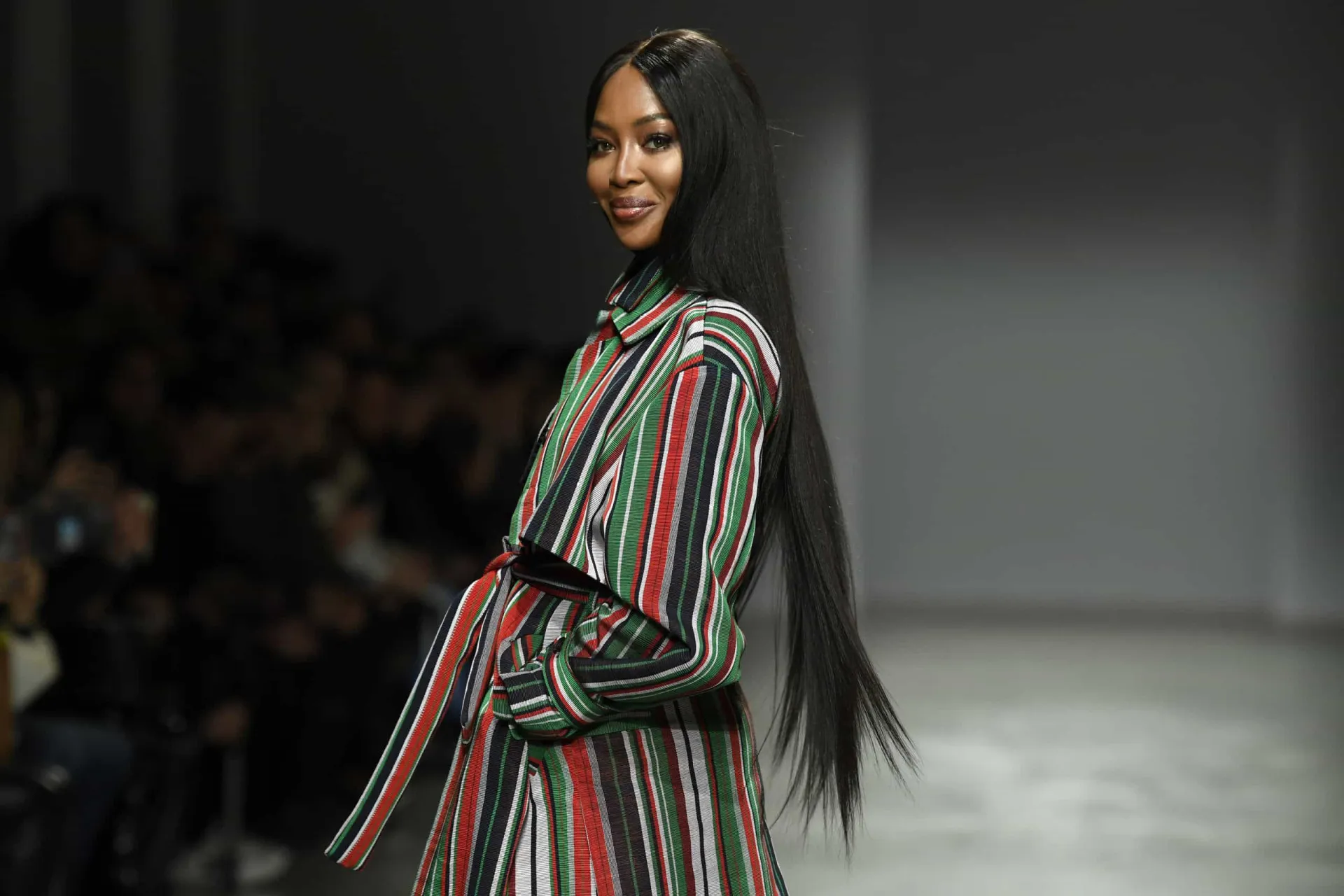 A supermodelo Naomi Campbell em um desfile de moda.