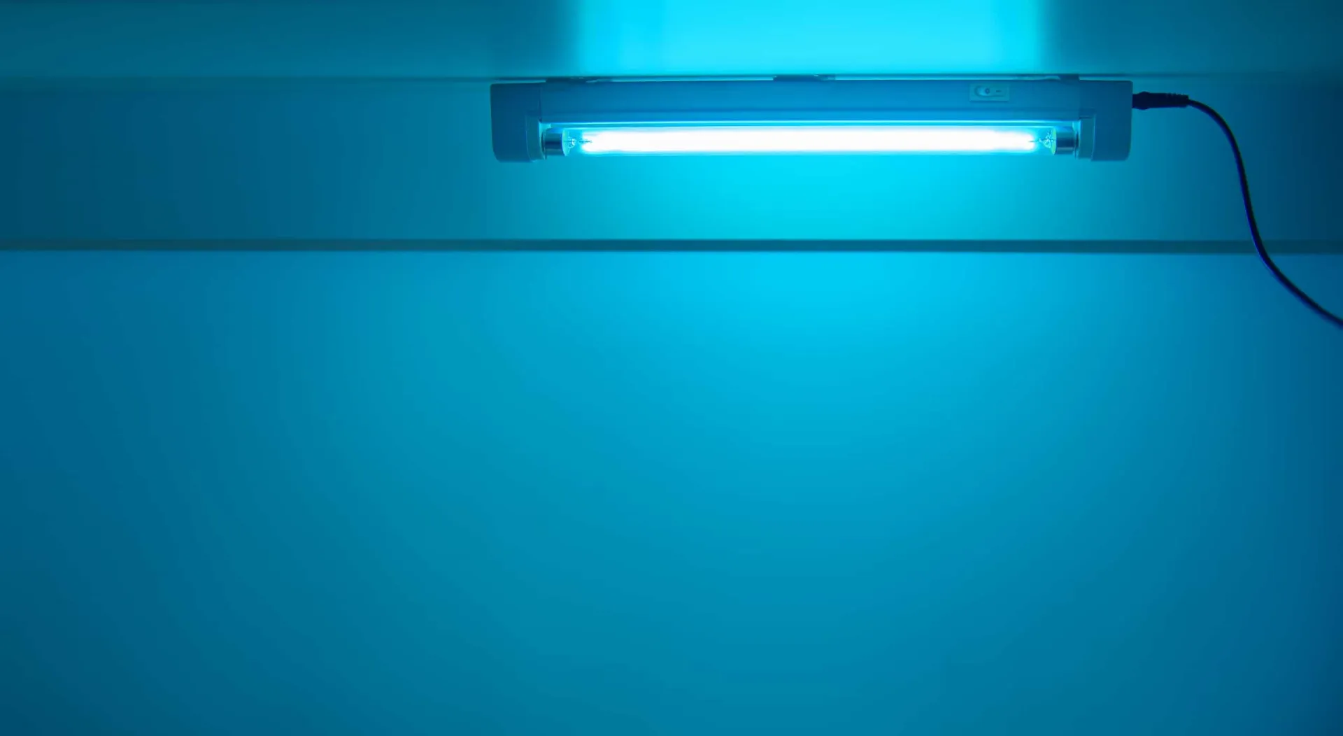 Paciente recebendo tratamento de fototerapia na cabeça com luz UV.