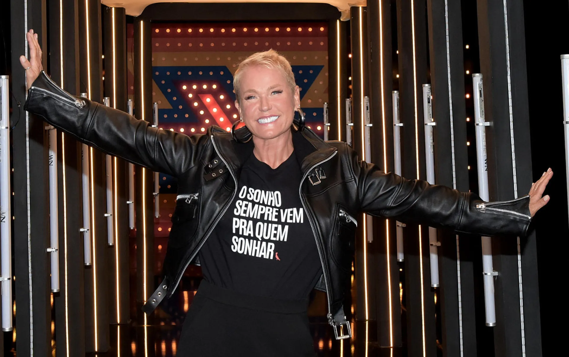 A apresentadora Xuxa Meneghel com seu cabelo loiro característico.