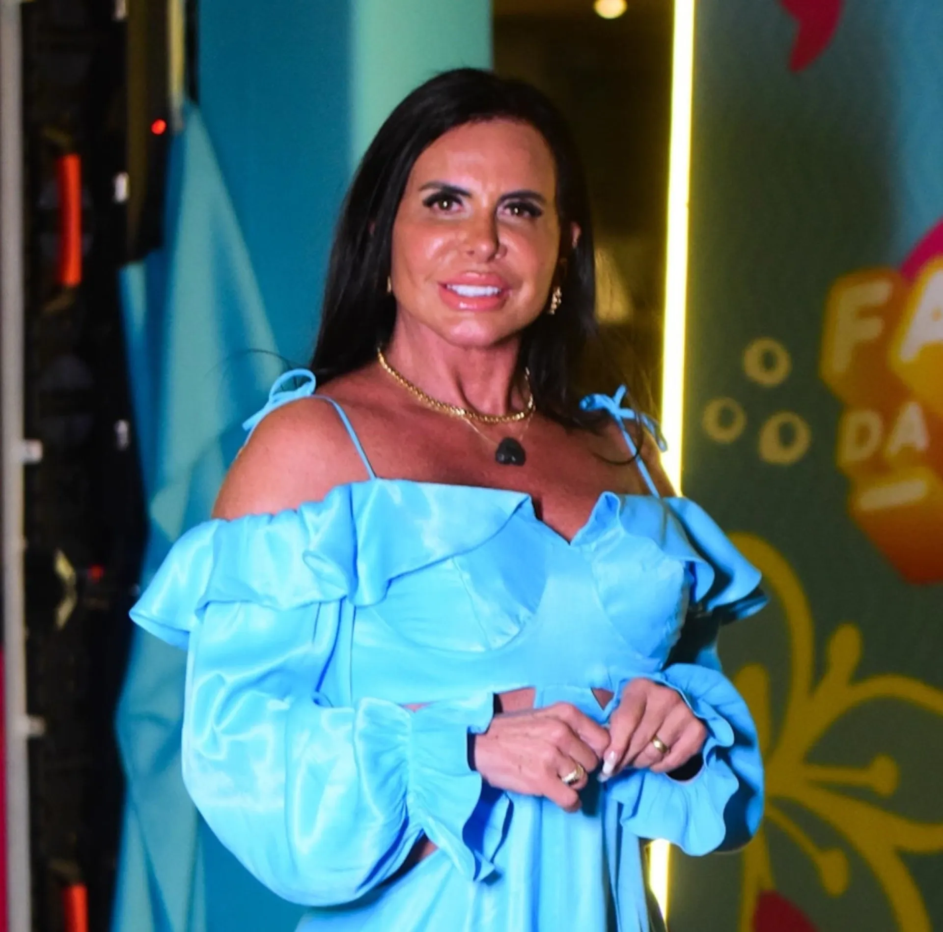 A cantora Gretchen com o cabelo bem curto, mostrando sua confiança.