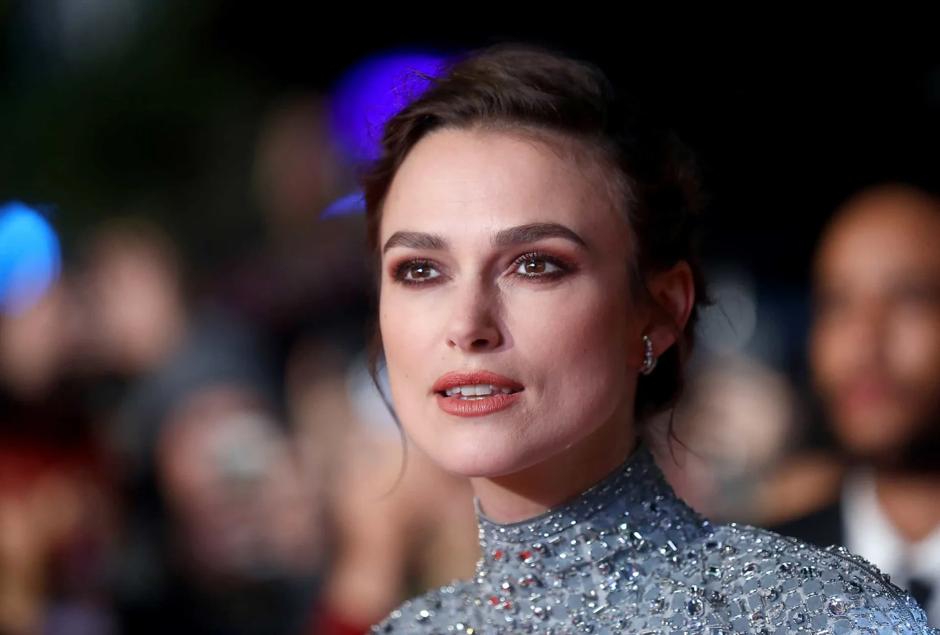 A atriz Keira Knightley em um tapete vermelho.